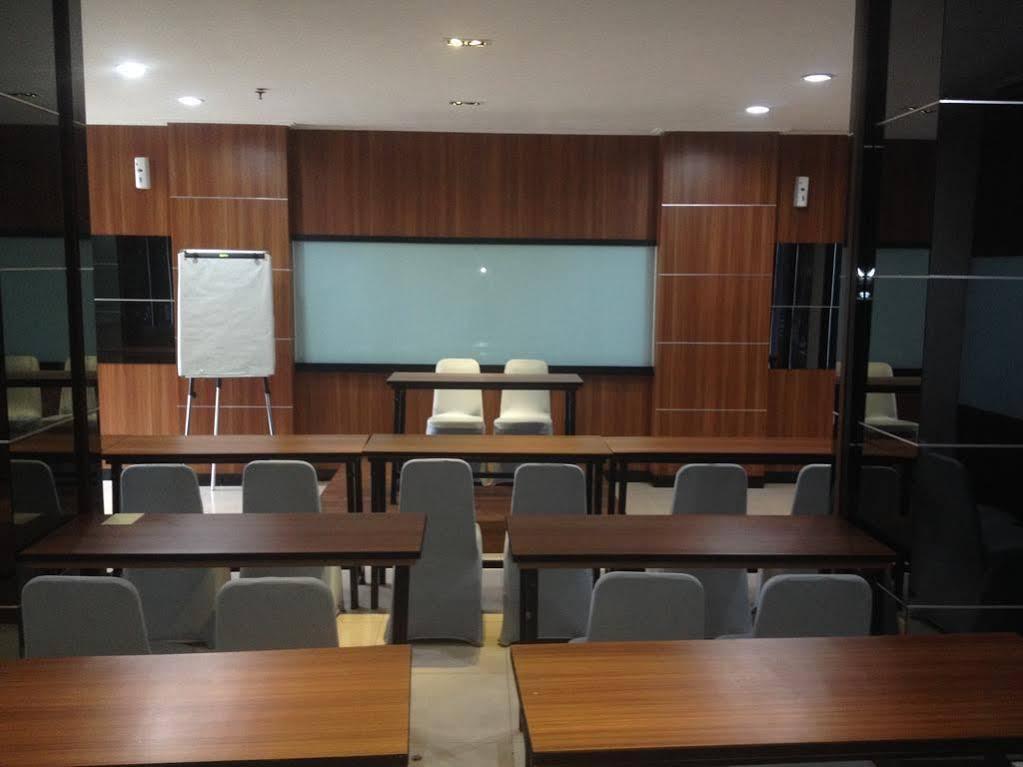 Sans Hotel Green Bekasi By Reddoorz Extérieur photo